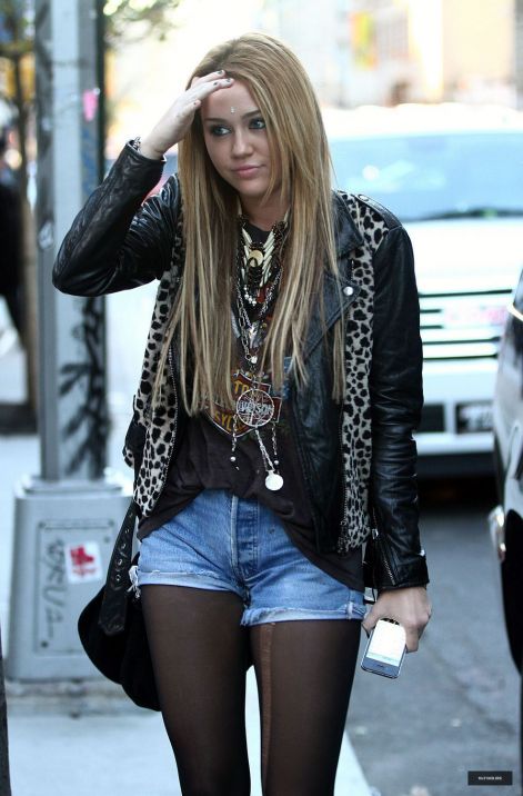 about-in-new-york-city-november-12th-2010-miley-cyrus-17089959-988-1500.jpg
